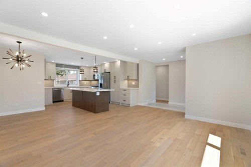 924 Canna Crescent Sw, Calgary, AB - Indoor Photo Showing Kitchen