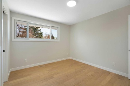 924 Canna Crescent Sw, Calgary, AB - Indoor Photo Showing Other Room