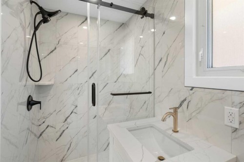 924 Canna Crescent Sw, Calgary, AB - Indoor Photo Showing Bathroom