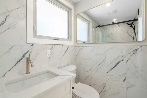 924 Canna Crescent Sw, Calgary, AB - Indoor Photo Showing Bathroom