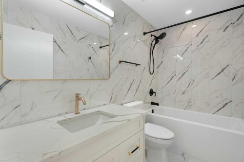 924 Canna Crescent Sw, Calgary, AB - Indoor Photo Showing Bathroom