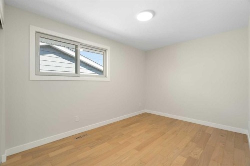 924 Canna Crescent Sw, Calgary, AB - Indoor Photo Showing Other Room