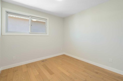 924 Canna Crescent Sw, Calgary, AB - Indoor Photo Showing Other Room