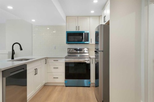 924 Canna Crescent Sw, Calgary, AB - Indoor Photo Showing Kitchen With Upgraded Kitchen