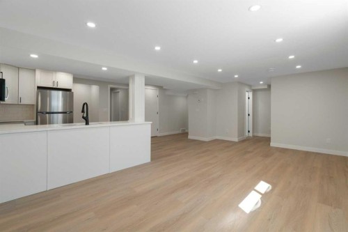 924 Canna Crescent Sw, Calgary, AB - Indoor Photo Showing Kitchen