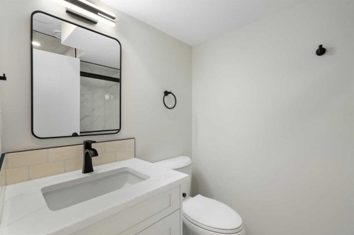 924 Canna Crescent Sw, Calgary, AB - Indoor Photo Showing Bathroom