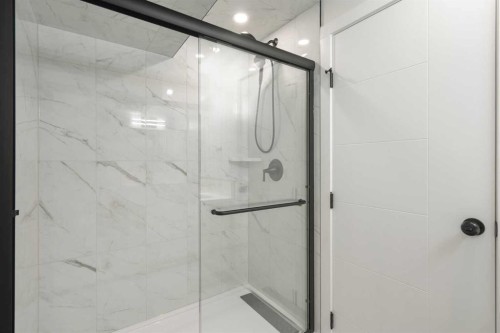 924 Canna Crescent Sw, Calgary, AB - Indoor Photo Showing Bathroom