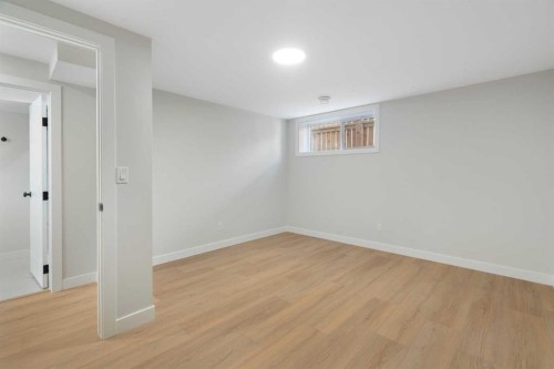 924 Canna Crescent Sw, Calgary, AB - Indoor Photo Showing Other Room