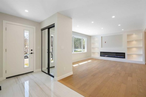 924 Canna Crescent Sw, Calgary, AB - Indoor Photo Showing Other Room