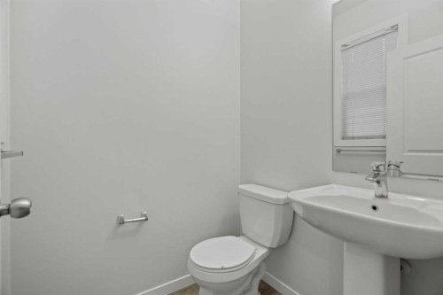 39 New Brighton Point Se, Calgary, AB - Indoor Photo Showing Bathroom