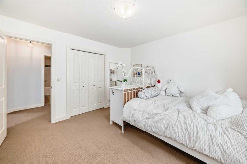 139 Sunset Place, Cochrane, AB - Indoor Photo Showing Bedroom
