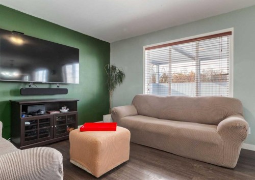 37 Cimarron Meadows Bay, Okotoks, AB - Indoor Photo Showing Living Room