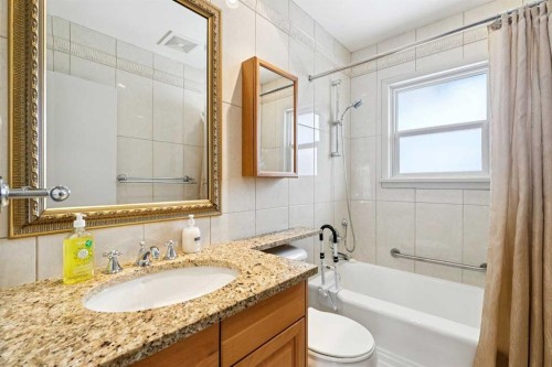 1228 Richland Road Ne, Calgary, AB - Indoor Photo Showing Bathroom