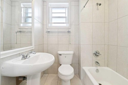 1228 Richland Road Ne, Calgary, AB - Indoor Photo Showing Bathroom