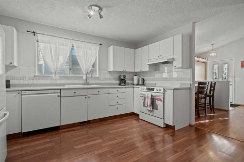6938 Laguna Way Ne, Calgary, AB - Indoor Photo Showing Kitchen