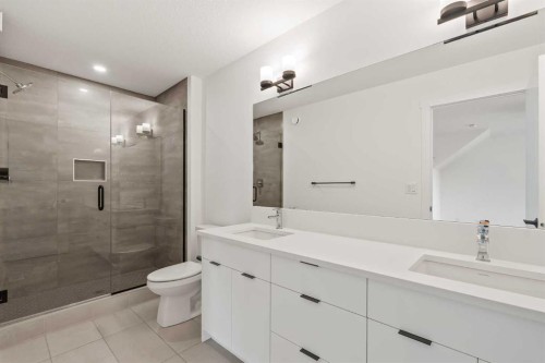 2507 Sovereign Crescent Sw, Calgary, AB - Indoor Photo Showing Bathroom
