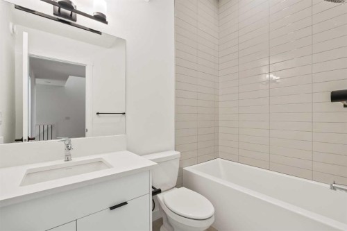 2507 Sovereign Crescent Sw, Calgary, AB - Indoor Photo Showing Bathroom