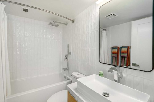 71D-231 Heritage Drive Se, Calgary, AB - Indoor Photo Showing Bathroom