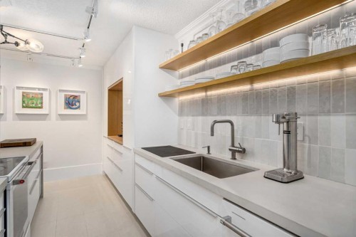 71D-231 Heritage Drive Se, Calgary, AB - Indoor Photo Showing Kitchen With Upgraded Kitchen