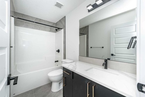 182 Lakewood Crescent, Strathmore, AB - Indoor Photo Showing Bathroom