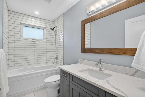 3704 58 Avenue Sw, Calgary, AB - Indoor Photo Showing Bathroom