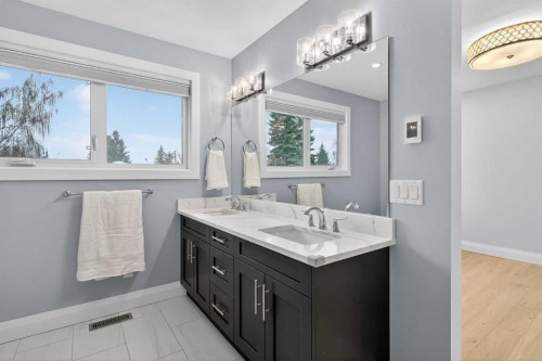 3704 58 Avenue Sw, Calgary, AB - Indoor Photo Showing Bathroom