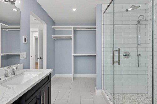 3704 58 Avenue Sw, Calgary, AB - Indoor Photo Showing Bathroom