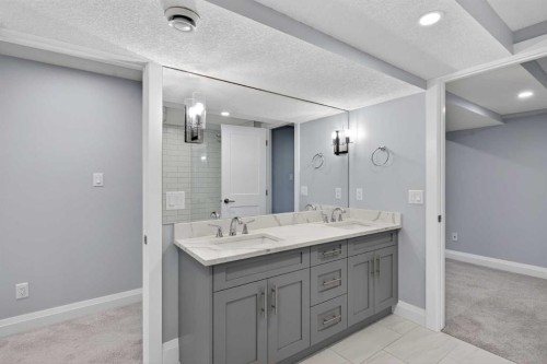 3704 58 Avenue Sw, Calgary, AB - Indoor Photo Showing Bathroom