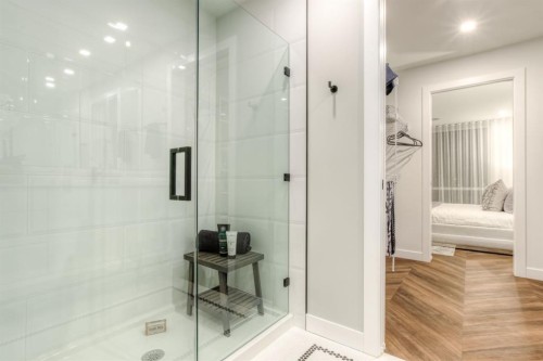 114-8505 Broadcast Avenue Sw, Calgary, AB - Indoor Photo Showing Bathroom