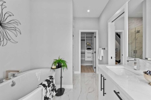 501-8155 8 Avenue Sw, Calgary, AB - Indoor Photo Showing Bathroom