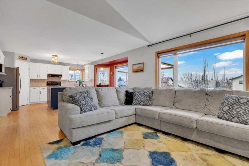 507 Sheep River Close, Okotoks, AB - Indoor Photo Showing Living Room