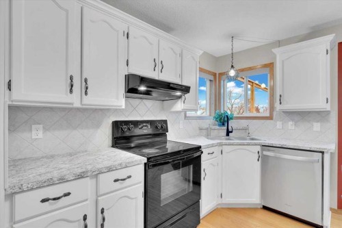 507 Sheep River Close, Okotoks, AB - Indoor Photo Showing Kitchen