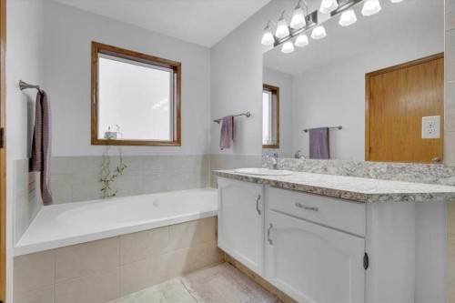 507 Sheep River Close, Okotoks, AB - Indoor Photo Showing Bathroom