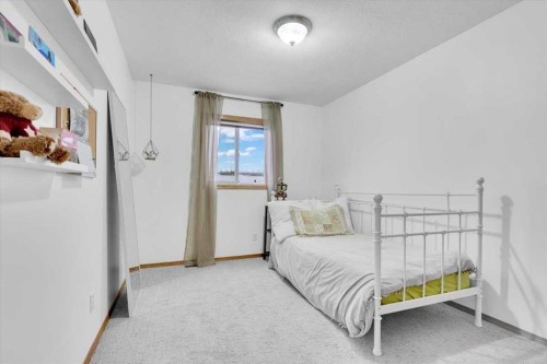 507 Sheep River Close, Okotoks, AB - Indoor Photo Showing Bedroom