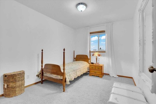 507 Sheep River Close, Okotoks, AB - Indoor Photo Showing Bedroom