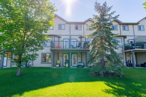 220 Bayside Point Sw, Airdrie, AB - Outdoor With Facade