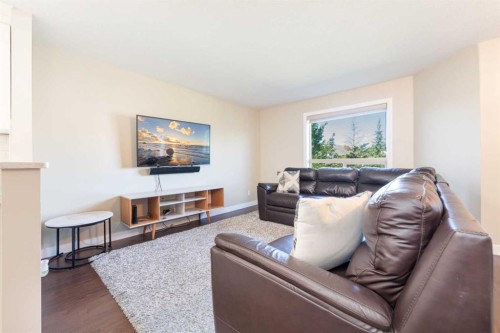220 Bayside Point Sw, Airdrie, AB - Indoor Photo Showing Living Room