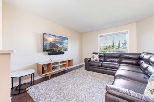 220 Bayside Point Sw, Airdrie, AB - Indoor Photo Showing Living Room