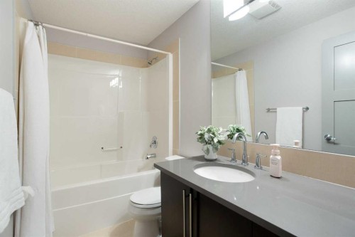 715 32 Street Nw, Calgary, AB - Indoor Photo Showing Bathroom