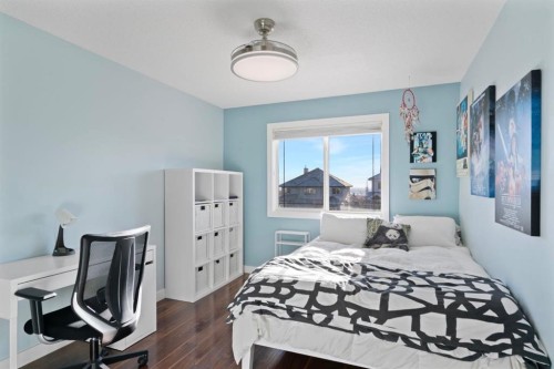 27 Gleneagles Terrace, Cochrane, AB - Indoor Photo Showing Bedroom