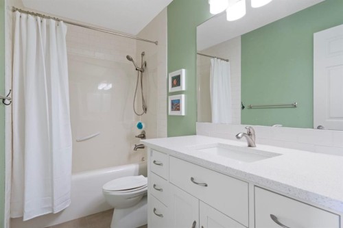 27 Gleneagles Terrace, Cochrane, AB - Indoor Photo Showing Bathroom