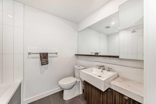 624 14 Avenue Sw, Calgary, AB - Indoor Photo Showing Bathroom
