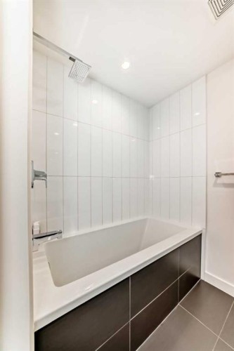 624 14 Avenue Sw, Calgary, AB - Indoor Photo Showing Bathroom