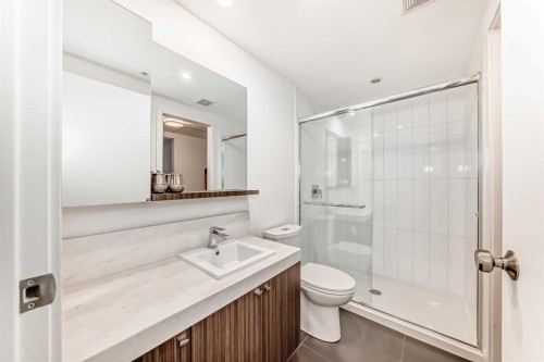 624 14 Avenue Sw, Calgary, AB - Indoor Photo Showing Bathroom