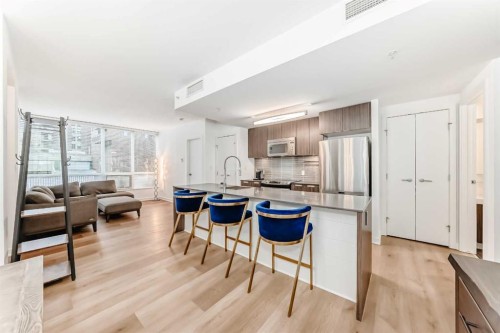 624 14 Avenue Sw, Calgary, AB - Indoor Photo Showing Kitchen With Upgraded Kitchen