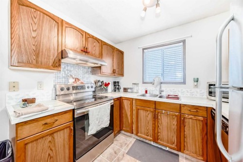 27 Martinview Crescent Ne, Calgary, AB - Indoor Photo Showing Kitchen