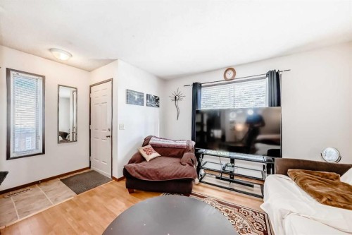 27 Martinview Crescent Ne, Calgary, AB - Indoor Photo Showing Living Room