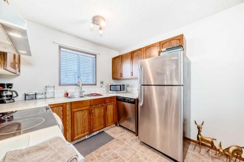 27 Martinview Crescent Ne, Calgary, AB - Indoor Photo Showing Kitchen