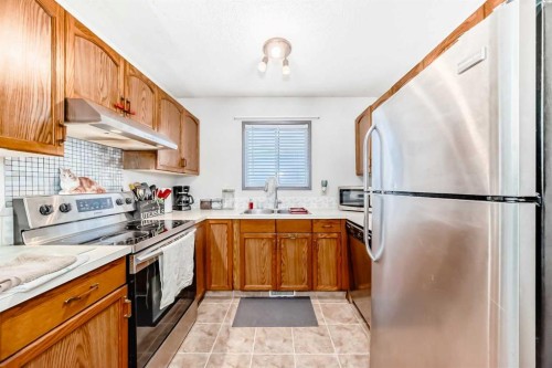 27 Martinview Crescent Ne, Calgary, AB - Indoor Photo Showing Kitchen