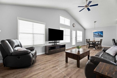 49 Somerside Close Sw, Calgary, AB - Indoor Photo Showing Living Room